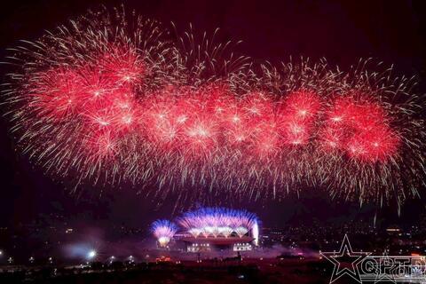 Những người lính đứng sau chùm pháo hoa đêm giao thừa