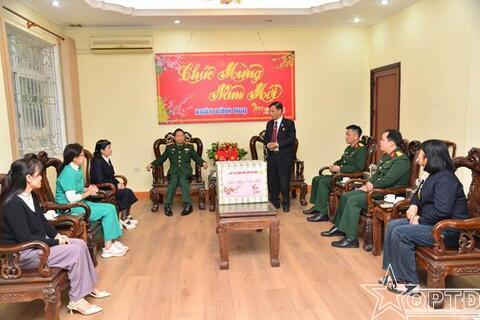 Bộ Tư lệnh Thủ đô Hà Nội: Thăm, chúc Tết và tặng quà Làng Hữu nghị Việt Nam và Học viện Quân y 103
