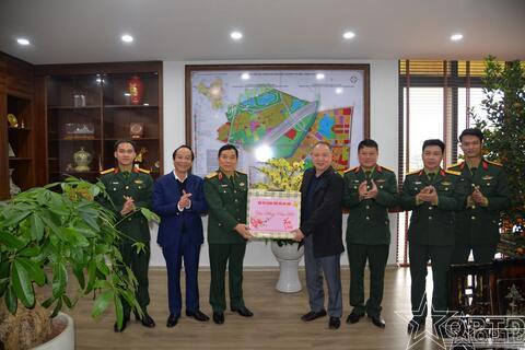 Thăm, chúc Tết Ban CHQS phường Phú Diễn