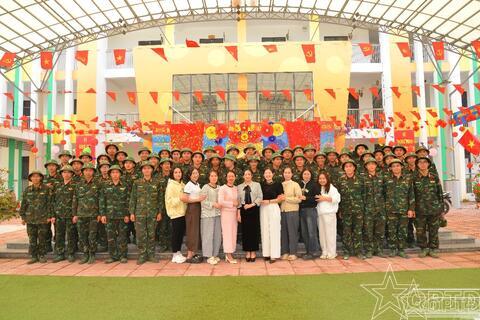 Nhân dân xã Minh Châu lưu luyến tiễn cán bộ, chiến sĩ Bộ Tư lệnh Thủ đô Hà Nội