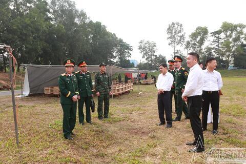 Thiếu tướng Nguyễn Đình Thạo kiểm tra công tác chuẩn bị bắn pháo hoa