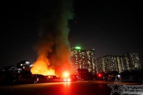 Huy động lực lượng khống chế đám cháy lớn tại phường Thanh Liệt