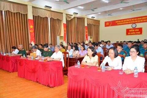 Kiều Phú ra mắt Trung đội Dân quân thường trực
