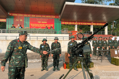 Tập huấn thực hành thao tác vũ khí, khí tài phòng không tham gia diễn tập VK-26