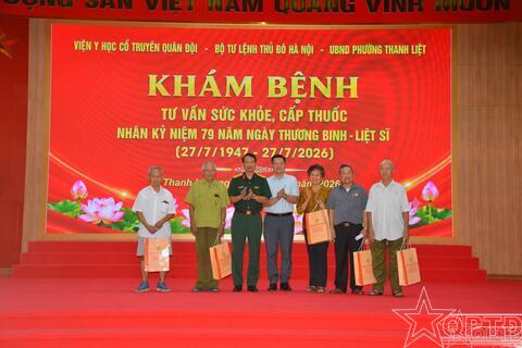 Phối hợp khám bệnh, cấp thuốc cho đối tượng chính sách phường Phương Liệt