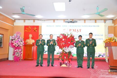 Phấn đấu tiếp nối truyền thống LLVT Thủ đô anh hùng