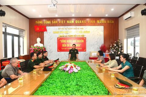 Thiếu tướng Nguyễn Khắc Nhân thăm, tặng quà thương binh, bệnh binh nặng