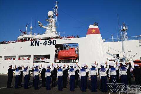 Giữa trùng khơi, nghe Tổ quốc trong nhịp tim mình