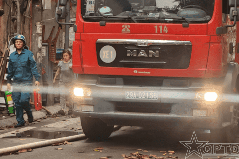 Nhanh chóng huy động lực lượng giúp người dân trong đám cháy