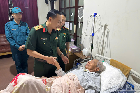 Thăm, chúc sức khỏe Trung tướng Chu Duy Kính