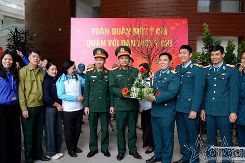 Ấm áp “Tết Quân dân” ở xã Đông Anh