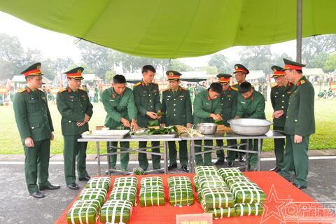 Rộn ràng Hội thi gói bánh chưng tại Trung đoàn 692