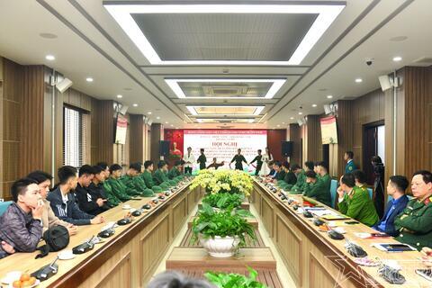 Phường Tây Hồ gặp mặt, tặng quà, động viên công dân nhập ngũ năm 2026