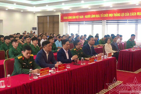 Động viên công dân hăng hái lên đường nhập ngũ