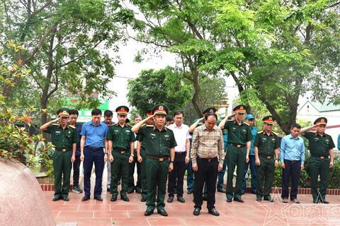 Dâng hương viếng nghĩa trang quân nhân và chuyên gia Trung Quốc tại xã Kim Anh