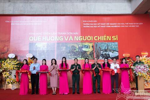 Triển lãm tranh sơn mài “Quê hương và người chiến sĩ”