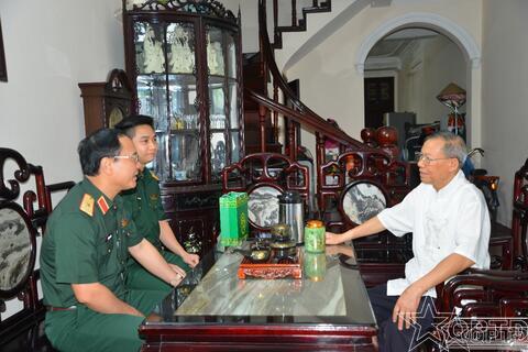 Thăm, chúc sức khỏe các đồng chí nguyên lãnh đạo Quân khu Thủ đô, Bộ Tư lệnh Thủ đô Hà Nội