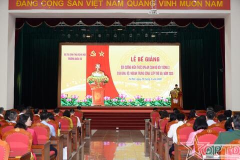 Bế giảng lớp bồi dưỡng kiến thức quốc phòng và an ninh đối tượng 3