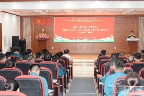 Ban CHQS phường Kim Liên: Trao Huân chương Bảo vệ Tổ quốc