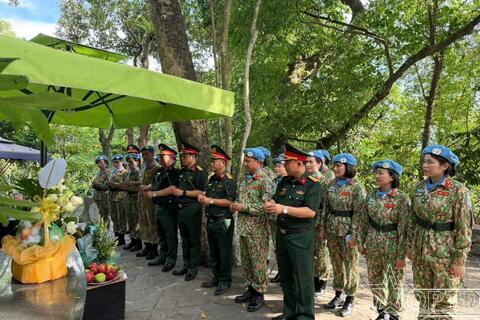 Đội Công binh số 5 dâng hương tri ân Chủ tịch Hồ Chí Minh trước khi lên đường làm nhiệm vụ